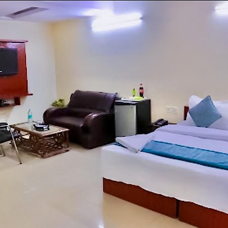 Happy Inn - Near Saket Metro Ню Делхи Екстериор снимка