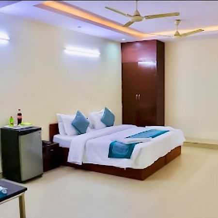 Happy Inn - Near Saket Metro Ню Делхи Екстериор снимка