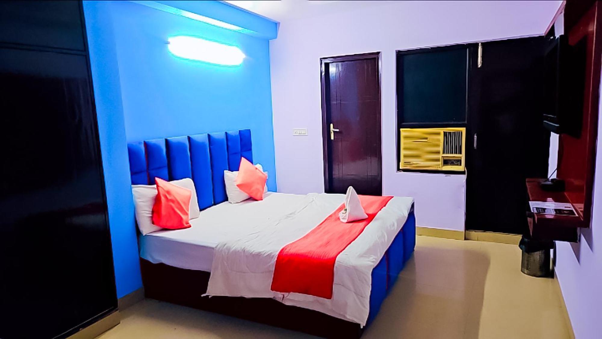 Happy Inn - Near Saket Metro Ню Делхи Екстериор снимка