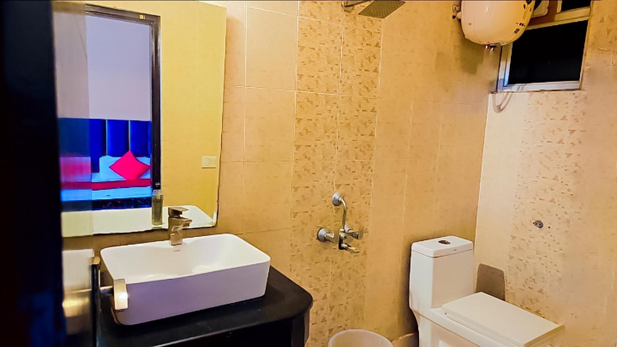 Happy Inn - Near Saket Metro Ню Делхи Екстериор снимка