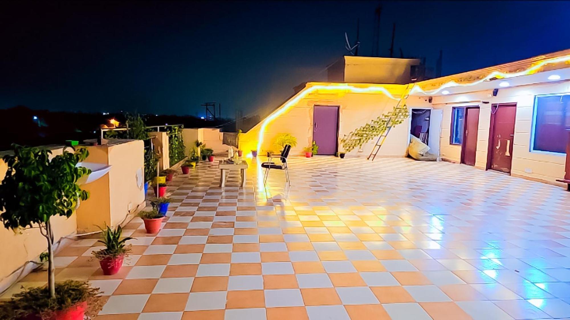 Happy Inn - Near Saket Metro Ню Делхи Екстериор снимка